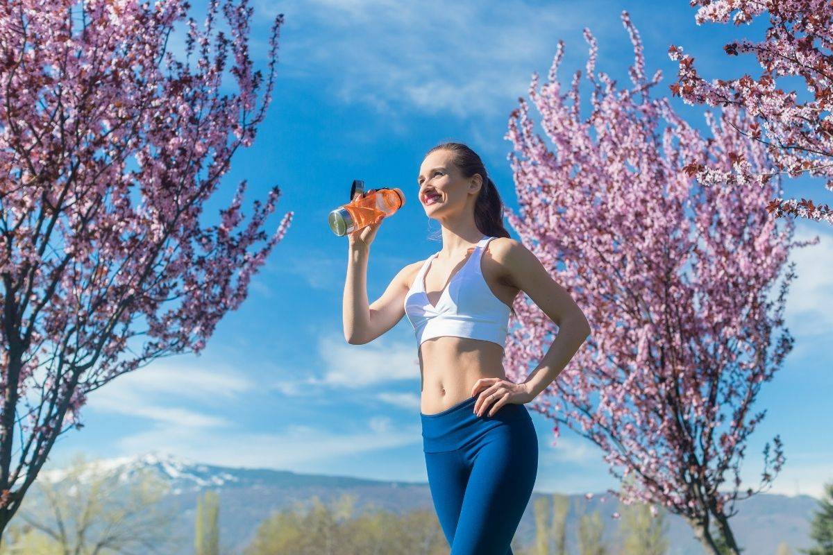 Best Way to Carry Water While Running? Woman With a Running Water Bottle