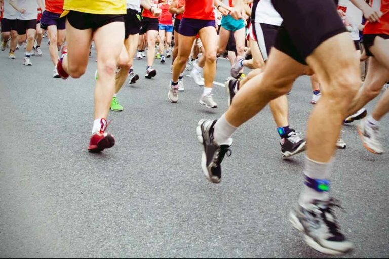 Where to Watch Chicago Marathon: Marathon runners on the route